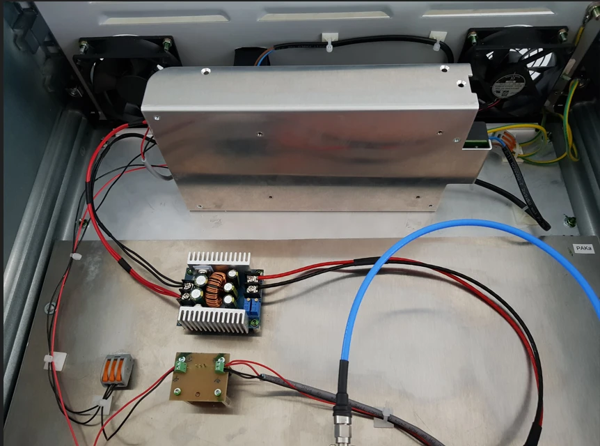 Intérieur d'un coffret Korawave : alimentation, ventilation et câblage RF